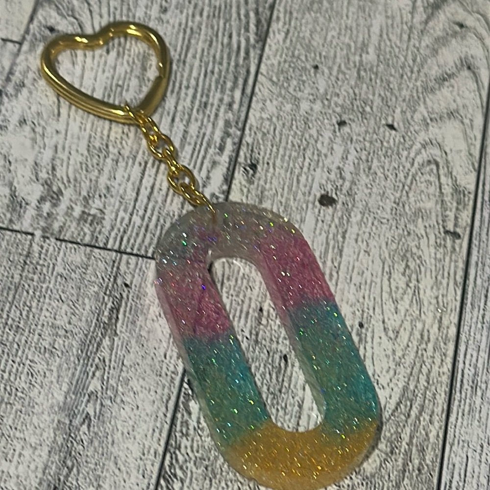 Resin sparkling monogram O key chain handmade - Picture 2 of 3